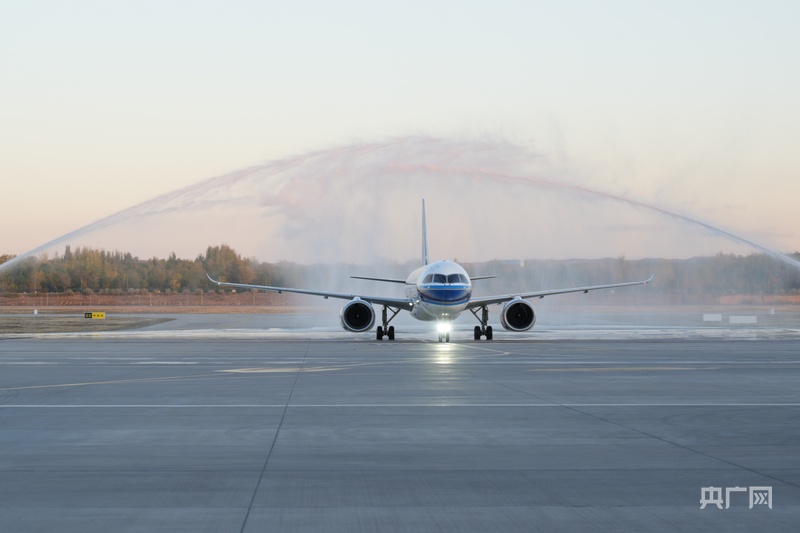 C919大型客机滑行穿过水门